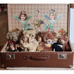 Old suitcase with 8 animals, 6 Steiff, size: 38 x 65 x 18 cm.