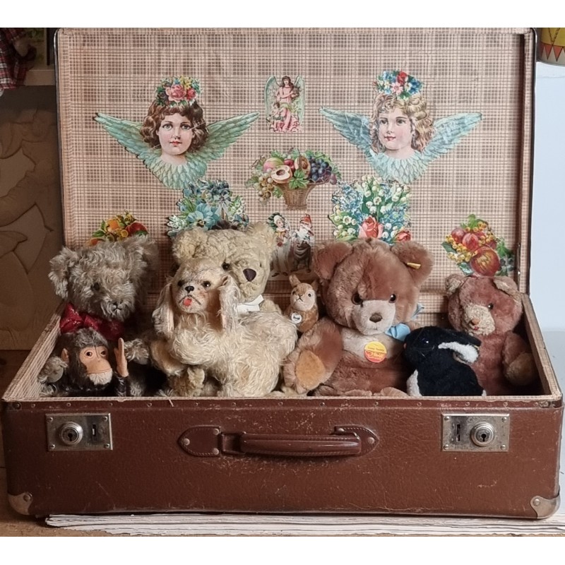 Old suitcase with 8 animals, 6 Steiff, size: 38 x 65 x 18 cm.