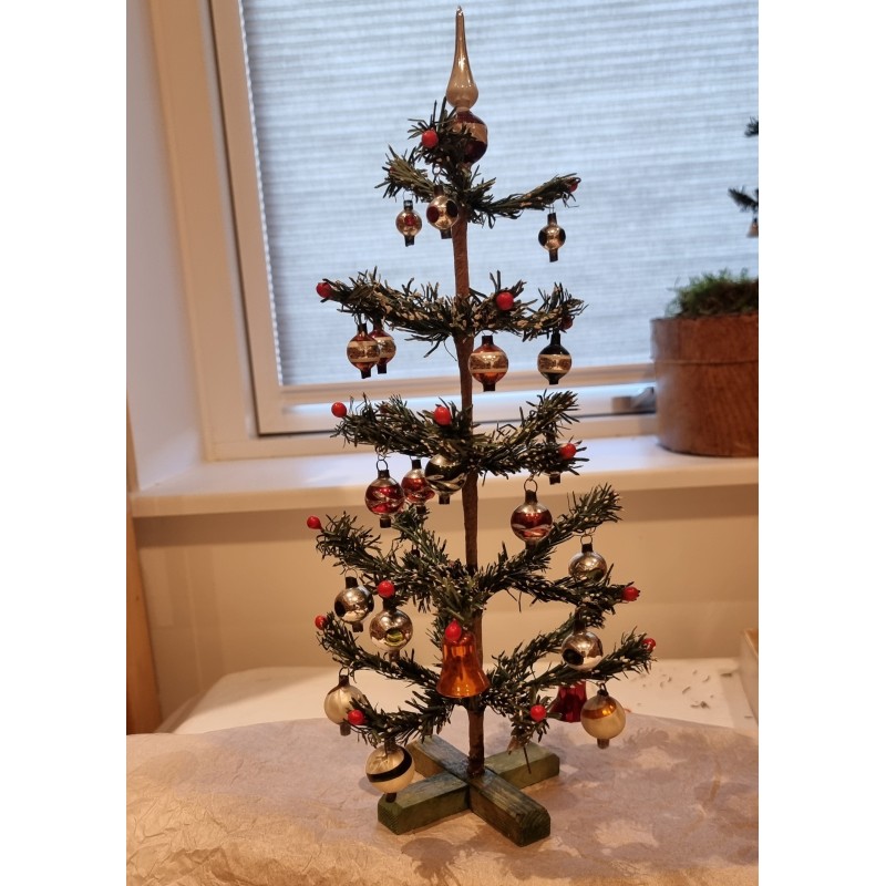 Antique paper tree with orig. glass ornaments and tree top, h: 40 cm.