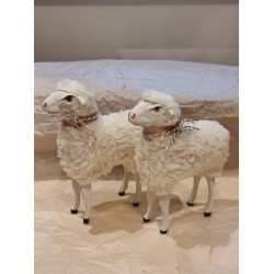 Store får med halsbånd, h: 16 cm.