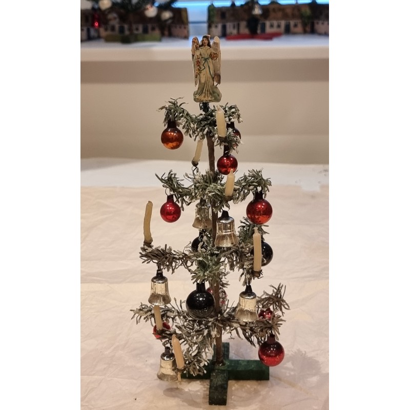 Antikt juletræ i papir med glaspynt, lys og top engle, h: 27 cm.