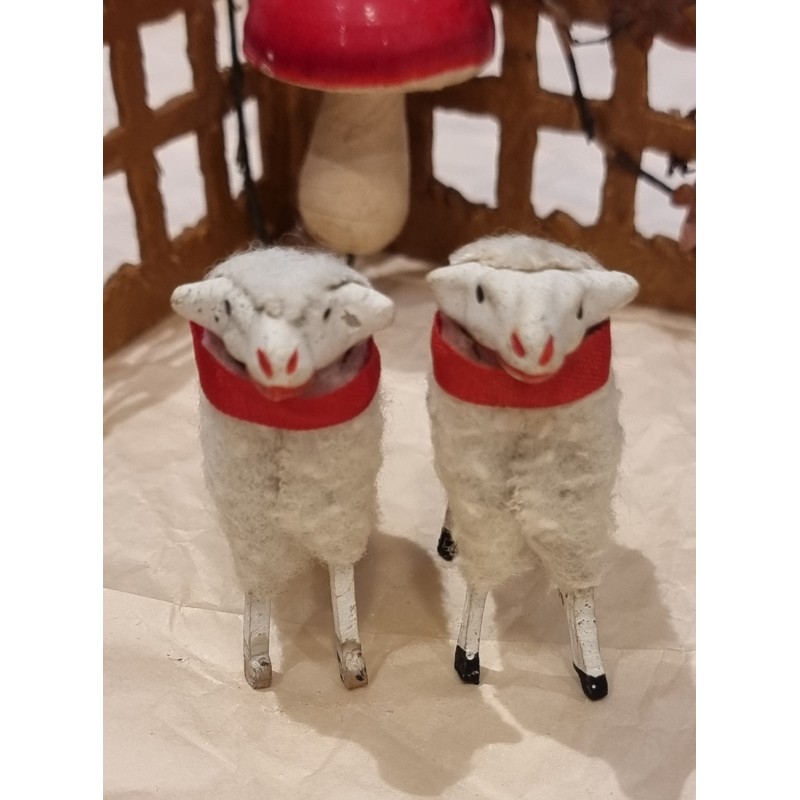 2 antique sheep with necklace, red, h: 6 cm. (2x)