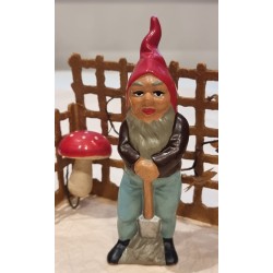 Gammel keramiknisse, Heissner med skovl, h: 15 cm.