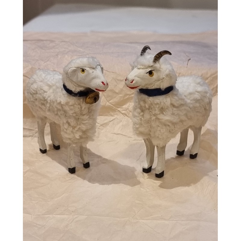 Vædder med horn og blåt halsbånd and sheep with a bell, h: 9,5 -10 cm. (2stk)