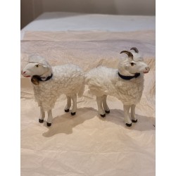 Ram with horn and blue necklace + sheep with a bell, h: 9,5 - 10 cm. (2x)