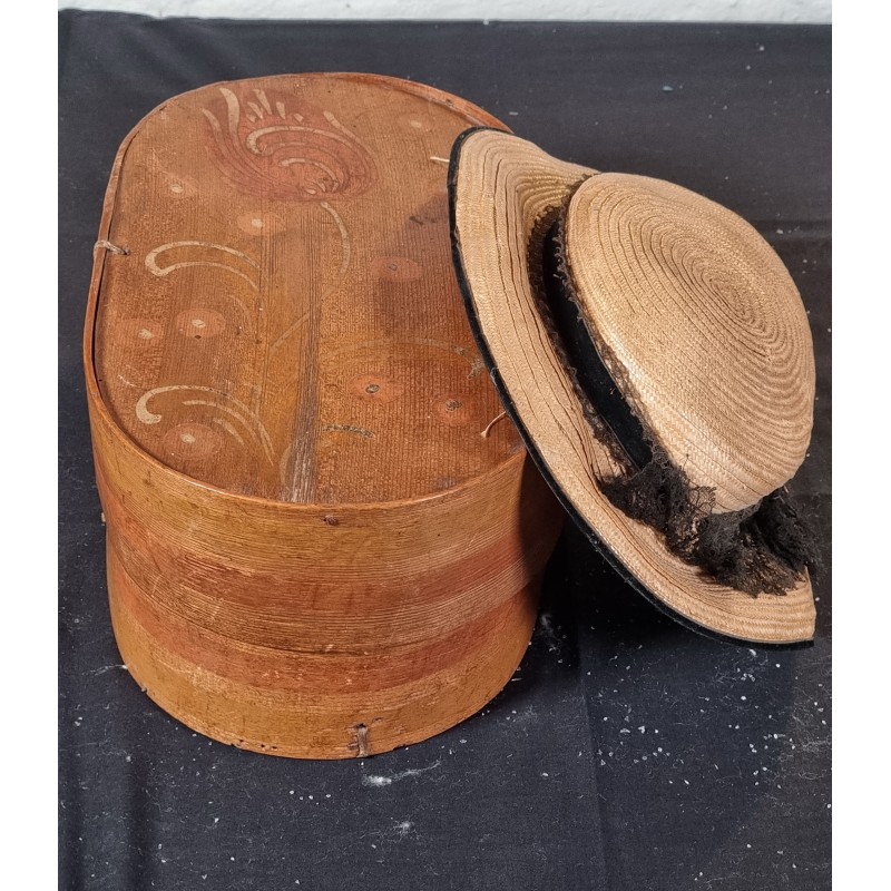 ANTIK PARYKÆSKE / SPÅNÆSKE MED DEKORATION OG STRÅHAT, MÅL: 35 X 19,5 X 11, 5 CM (ÆSKE).