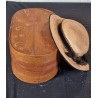 ANTIK PARYKÆSKE / SPÅNÆSKE MED DEKORATION OG STRÅHAT, MÅL: 35 X 19,5 X 11, 5 CM (ÆSKE).