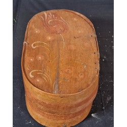 ANTIK PARYKÆSKE / SPÅNÆSKE MED DEKORATION OG STRÅHAT, MÅL: 35 X 19,5 X 11, 5 CM (ÆSKE).
