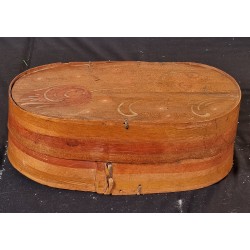 ANTIK PARYKÆSKE / SPÅNÆSKE MED DEKORATION OG STRÅHAT, MÅL: 35 X 19,5 X 11, 5 CM (ÆSKE).