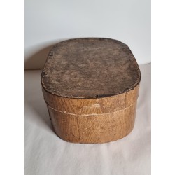 Antique wig- and cardboard box with paper look like wood, size: 42 x 27 x 16 cm.