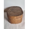Antik spån- og papkurv beklædt med åremalet papir, mål: 42 x 27 x 16 cm.