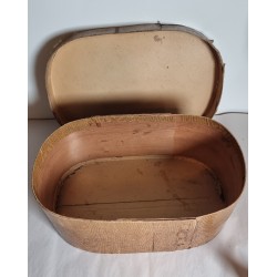 Antik spån- og papkurv beklædt med åremalet papir, mål: 42 x 27 x 16 cm.