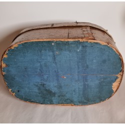 Antik spån- og papkurv beklædt med åremalet papir, mål: 42 x 27 x 16 cm.