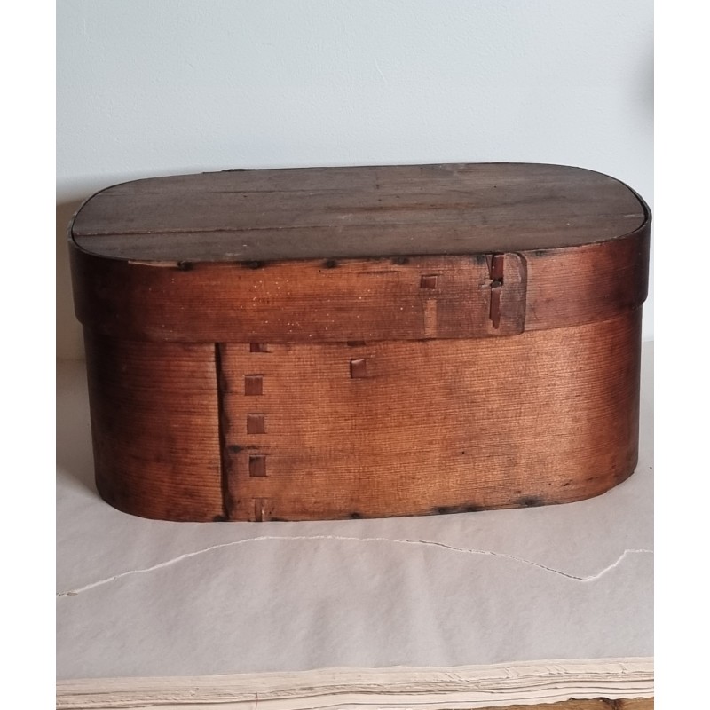 Tall antique wig box, size: 46 x 31 x 20 cm. (2)