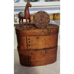 Stor, antik spån/parykæske, mål: 46 x 31 x 20 cm. (2)