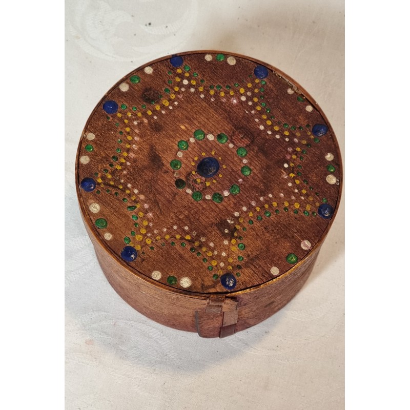 Gammel spånæske med bemaling, mål: 8,5 x 15 cm.