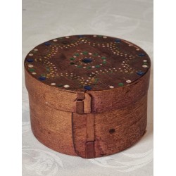 Gammel spånæske med bemaling, mål: 8,5 x 15 cm.