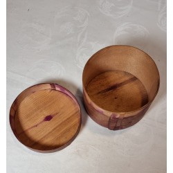 Gammel spånæske med bemaling, mål: 8,5 x 15 cm.