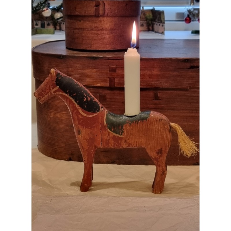 GAMMEL FÆNGSELSHEST MED LYSHOLDER OG LYS, H: 20 CM.