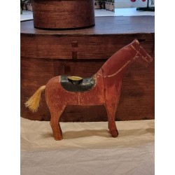 GAMMEL FÆNGSELSHEST MED LYSHOLDER OG LYS, H: 20 CM.