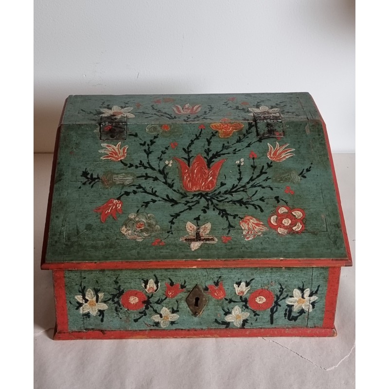Antik skrivepult fra 1818, mål: 27 x 30 x 17,5 cm.