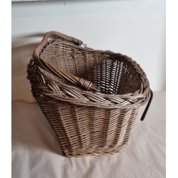 Old nice bike basket, size: 48 x 32 x 30 cm.