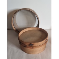 Old colander in wood, size: 21,5 x 11 - 25 x 12 cm (2x).