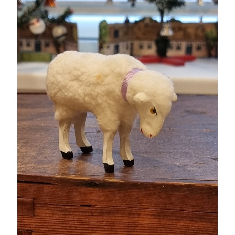 Kraftigt får med lilla halsbånd, h: 7 cm.