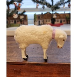Kraftigt får med lilla halsbånd, h: 7 cm.