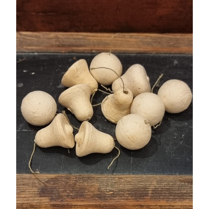 Gammelt vatpynt, 5 snebolde og 5 klokker, h: 2,5 cm. (10stk)