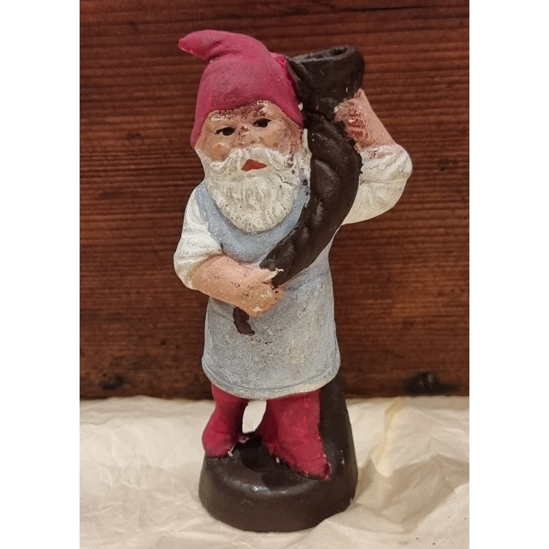 Antik gips nisse med drikkehorn/lysholder, h: 11,5 cm.