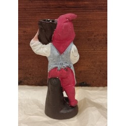 Antik gips nisse med drikkehorn/lysholder, h: 11,5 cm.