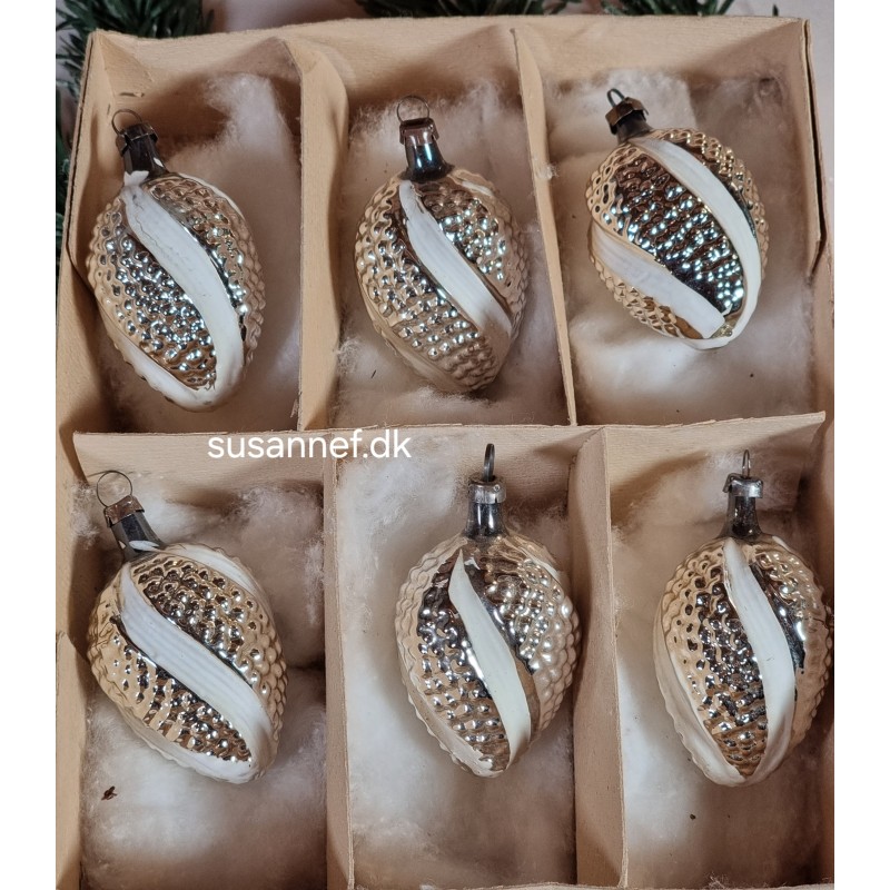 Kasse med antikt glaspynt, jugend, sølv/hvid, h: 6 cm.