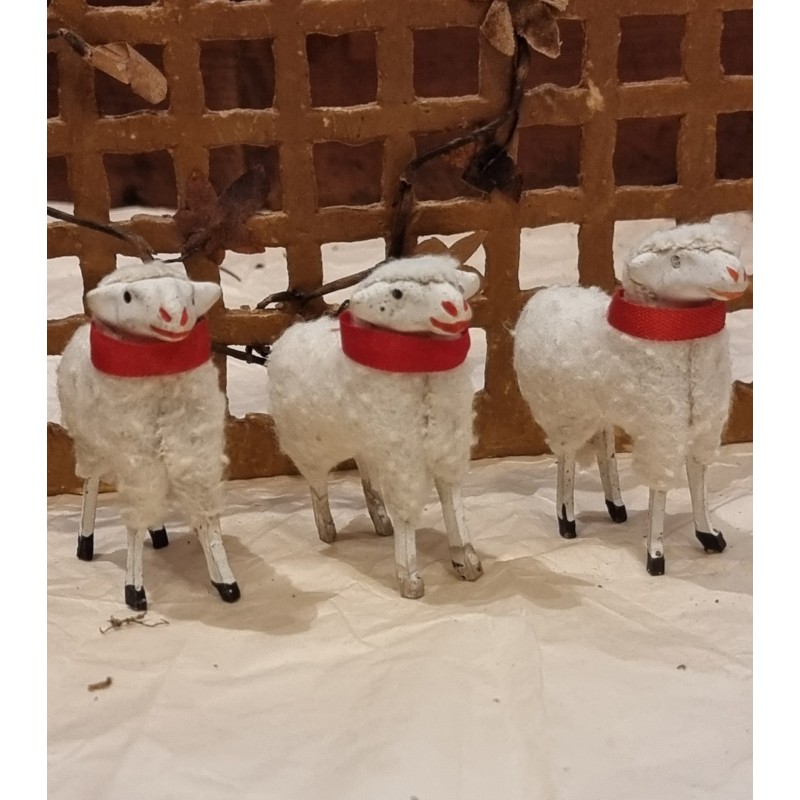 3 antique sheep with necklace, red, h: 6 cm. (3x)