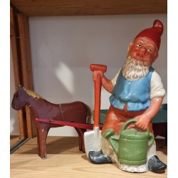 Stor gammel keramik nisse med skovl, h: 25 cm.