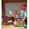 Stor gammel keramik nisse med skovl, h: 25 cm.