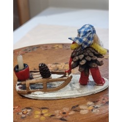 Old pine cone elf with a sledge, h: 8 cm.