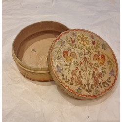 Antique spån æske med påskemotiv, mål: 13 x 4,5 cm.