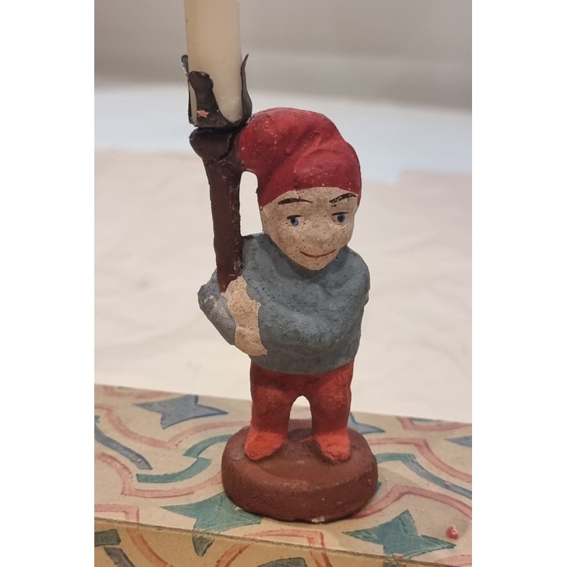 Antik gips nisse med lysholder, h: 10,5 cm.