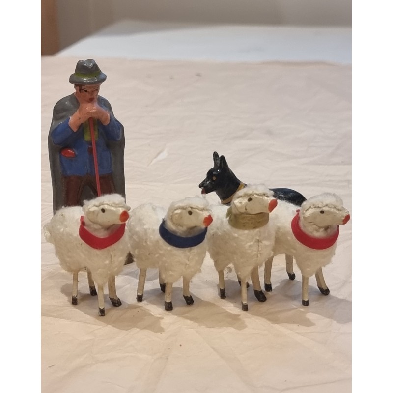 4 gamle får med hyrde og hund, h: 9 cm (hyrde) 5 cm (får).