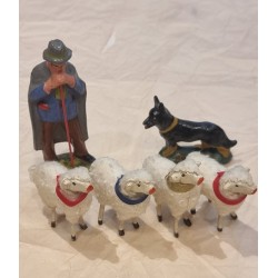 4 gamle får med hyrde og hund, h: 9 cm (hyrde) 5 cm (får).