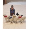 4 gamle får med hyrde og hund, h: 9 cm (hyrde) 5 cm (får).