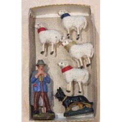 4 gamle får med hyrde og hund, h: 9 cm (hyrde) 5 cm (får).