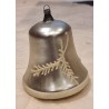 Stor klokke i glas med "sne" mønster, mål: 11 x 9 cm.