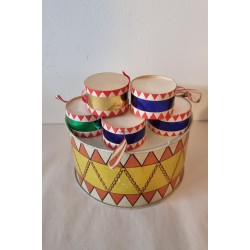 5 Gamle trommer, 1 candycontainer + 4 alm. trommer, mål: 3 x 5 cm. (5stk)