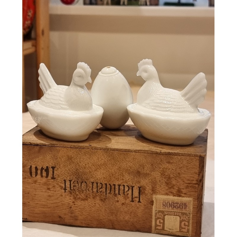2 gamle æggehøns/saltkar + 1 lokkeæg, mål: 7 x 9 cm (høns). (3stk)