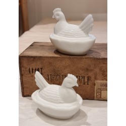 2 gamle æggehøns/saltkar + 1 lokkeæg, mål: 7 x 9 cm (høns). (3stk)