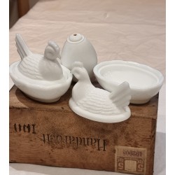 2 gamle æggehøns/saltkar + 1 lokkeæg, mål: 7 x 9 cm (høns). (3stk)