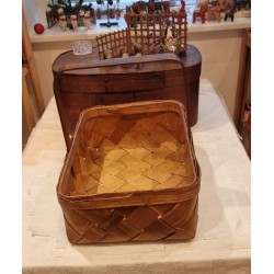 Old chipwood basket, size: 40 x 27 x 13 cm.