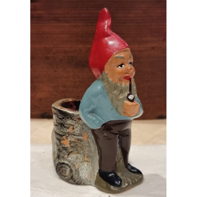 Gammel keramiknisse, Heissner med pibe, h: 13 cm.